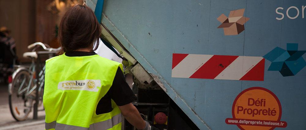 Opératrice sur camion benne